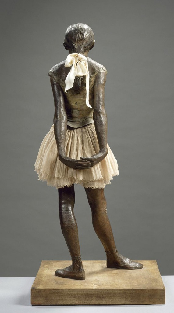 La petite danseuse, sculpture de Degas (de dos)